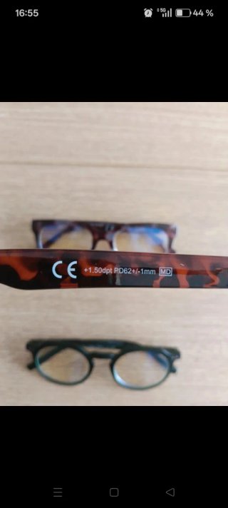 Gafas de lectura marrones y verdes