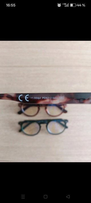 Gafas de lectura marrones y verdes