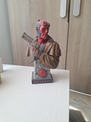 Figura Hellboy con Pistola
