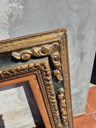 Marco antiguo dorado y verde