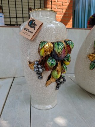 Jarrón de cerámica con frutas