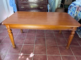 Mesa comedor de madera de estilo provenzal.
