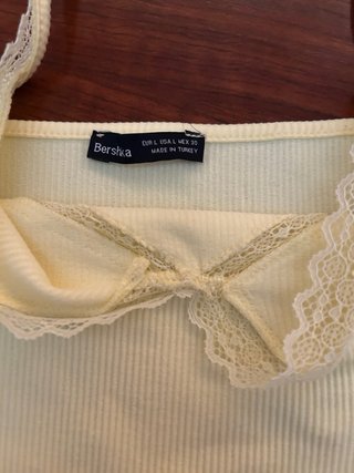 Top de Bershka en talla L, color amarillo. Diseño