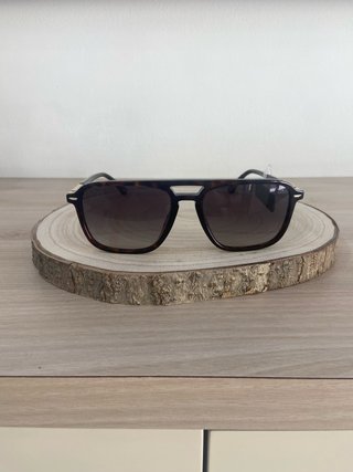 Gafas de sol negras y doradas