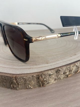 Gafas de sol negras y doradas