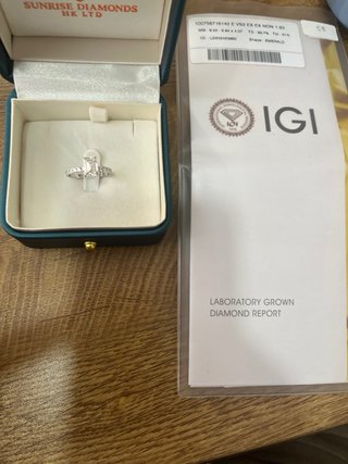 Anillo de compromiso con diamante cultivado en lab