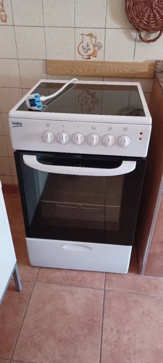 Cocina Beko vitrocerámica y horno