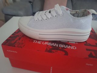 Zapatilla plateada y blanca número 33