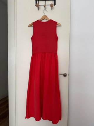 Vestido rojo sin mangas combinado
