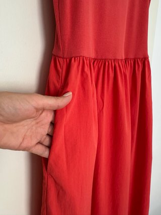 Vestido rojo sin mangas combinado