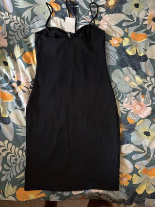 Vestido negro ajustado con cordones