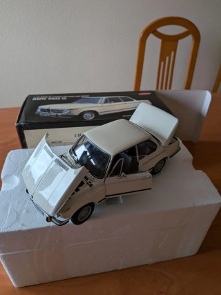 Coche miniatura Kyosho BMW 2002tii 1:18