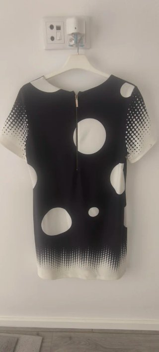 Vestido azul e branco com bolinhas