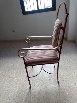 Silla de forja con cojines a rayas