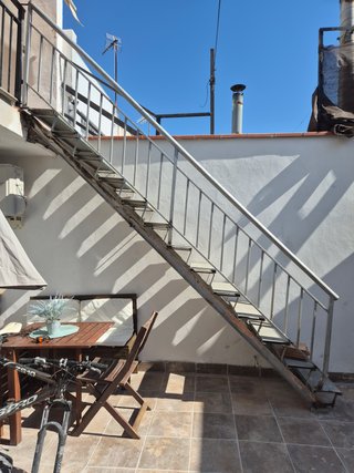 Escalera exterior de hierro. Peldaño 0,67 cms