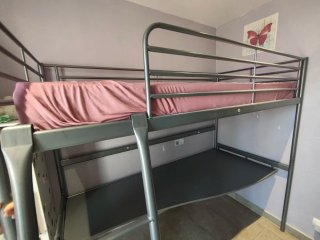 Litera con escritorio y escalera en gris