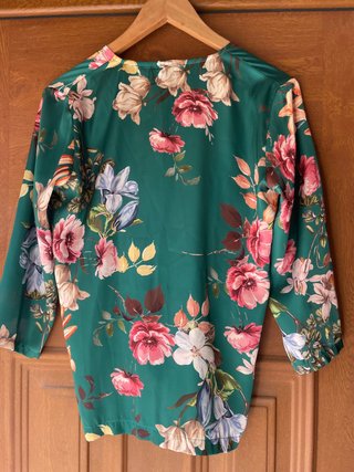 Blusa ESTE ES floral verde talla M