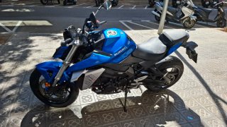 Suzuki GSX-S Naked Azul y Negra