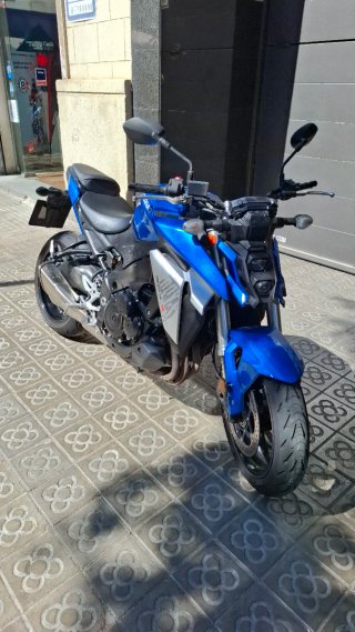 Suzuki GSX-S Naked Azul y Negra