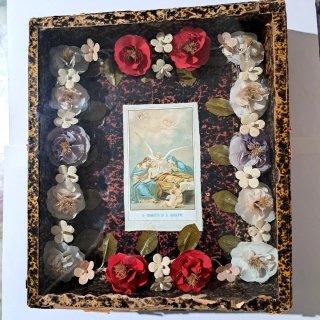 Caja devocional con flores y estampa de San José.