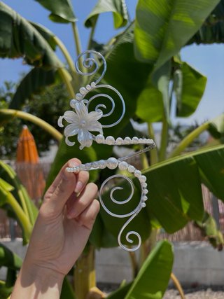 Brazalete plateado con perlas y flor