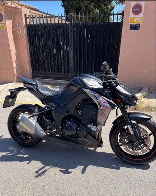 Kawasaki Z1000 Negra y Roja