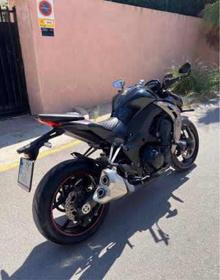 Kawasaki Z1000 Negra y Roja