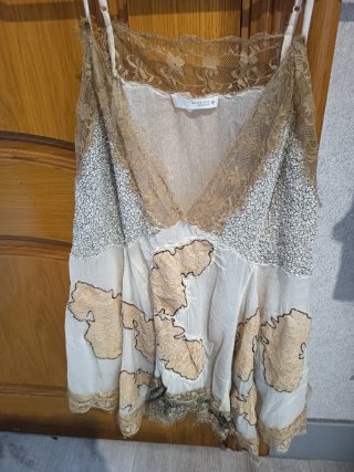 Camisa encaje sin manga beige y blanco Talla xl