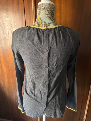 Blusa TEX gris con bordado multicolor