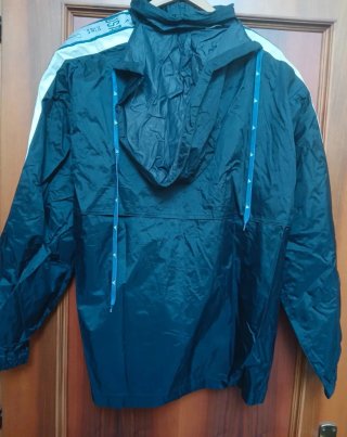 Giacca sportiva blu e bianca