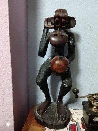 Mono de madera tribal