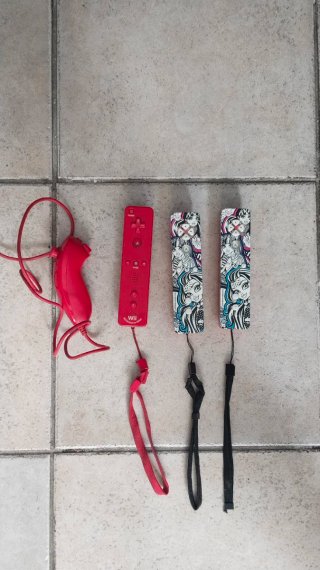 3 Mandos Wii Nintendo Rojo y Monster High