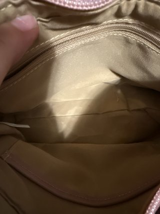 Bolso rosa de terciopelo con cadena dorada