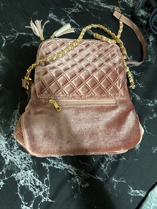 Bolso rosa de terciopelo con cadena dorada