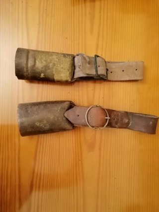 Cencerros antiguos con correas de cuero