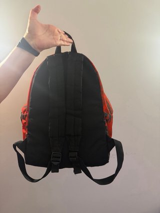 Mochila Bonne roja estampado urbano en tonos negro