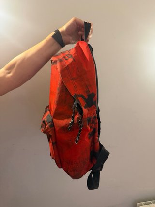 Mochila Bonne roja estampado urbano en tonos negro