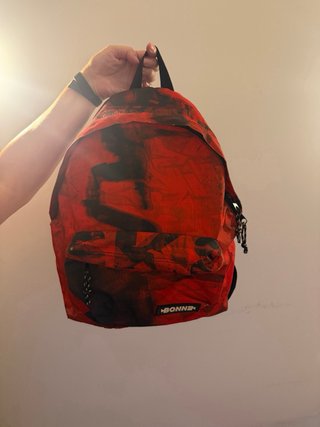 Mochila Bonne roja estampado urbano en tonos negro