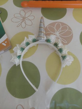 Diadema Unicornio Flores Blancas y Cuerno Dorado