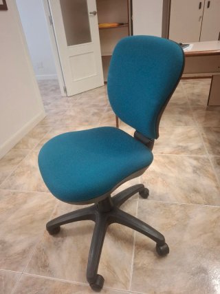 Silla de oficina ergonómica azul