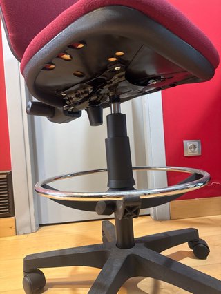 Silla de oficina alta roja y negra