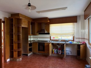 Cocina completa de madera y terracota
