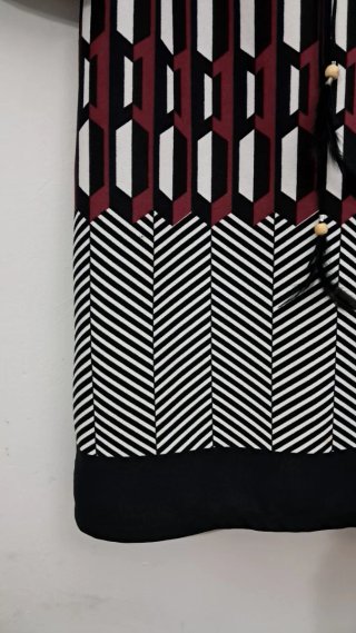 Vestido con Estampado Geométrico Midi