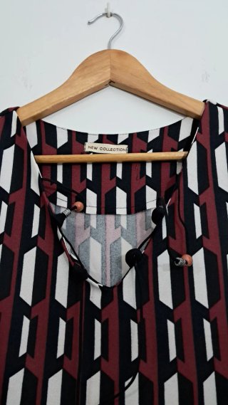 Vestido con Estampado Geométrico Midi