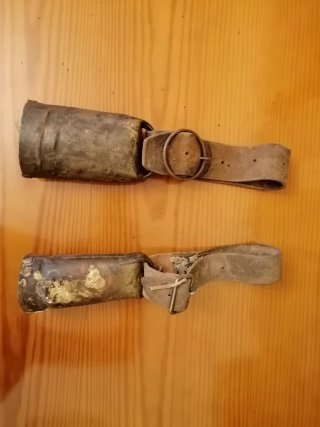 Cencerros antiguos con correas de cuero