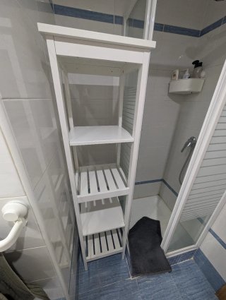 Mueble de baño blanco y azul