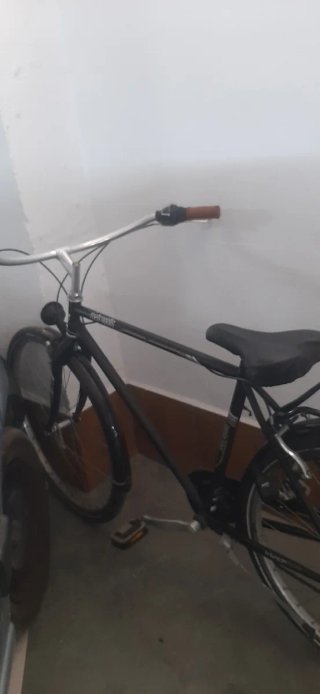 -Bicicleta negra con portaequipajes