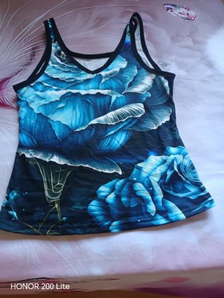 Camiseta tirantes flores azules