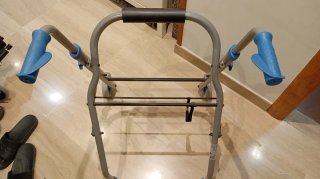 Andador básico plegable para personas mayores