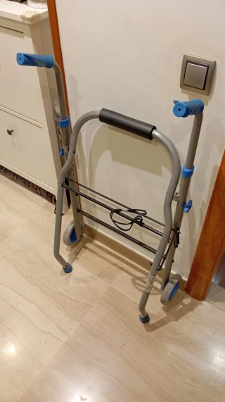 Andador básico plegable para personas mayores